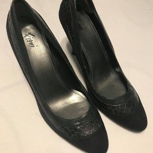 Black heel with alligator print detail